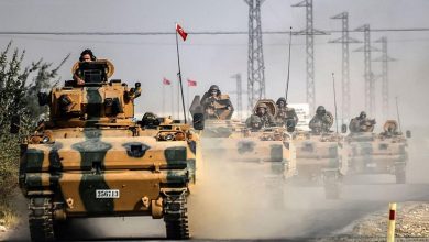 صورة “طبول الحرب تقرع”.. 100 آلية عسكرية تركية تدخل مدينة سراقب.. والجيش التركي يشتبك مع قوات الأسد قرب المدينة