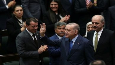 صورة بالصور والفيديو.. بهذه الطريقة يحمي “أردوغان” نفسه من الإصابة بـ “فيروس كورونا”