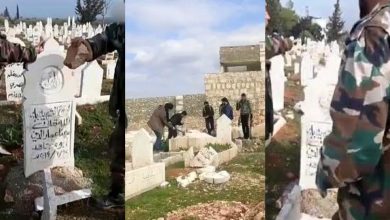 صورة عنصر من قوات نظام الأسد يعبث بقبور أقاربه جنوب إدلب ويوجه الشتائم لوالده وأشقائه المعارضين للنظام (فيديو)