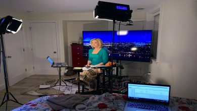 صورة مذيعة أمريكية تقدم نشرة الأخبار من داخل غرفة نومها بسبب “كورونا” (فيديو)