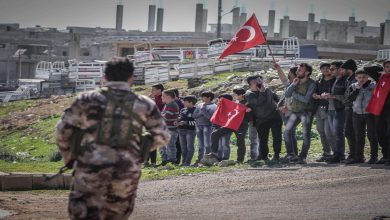 صورة الجيش التركي يوزع منشورات ورقية على الأهالي في إدلب بشأن مصير المنطقة.. هذا ما جاء فيها..!