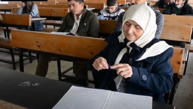 صورة لم يثنيها التقدم بالعمر عن تحقيق حلمها.. طالبة سورية عمرها 79 عاماً على أبواب التخرج من الجامعة (صور/ فيديو)