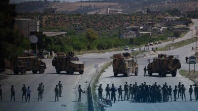 صورة تطورات ميدانية متسارعة في إدلب.. الجيش التركي يقطع طريق “M4” ومسؤول روسي يلوح بعمل عسكري!