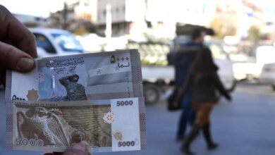 صورة انخفاض في قيمة الليرة السورية أمام الدولار والعملات الأجنبية وارتفاع ملحوظ بأسعار الذهب محلياً