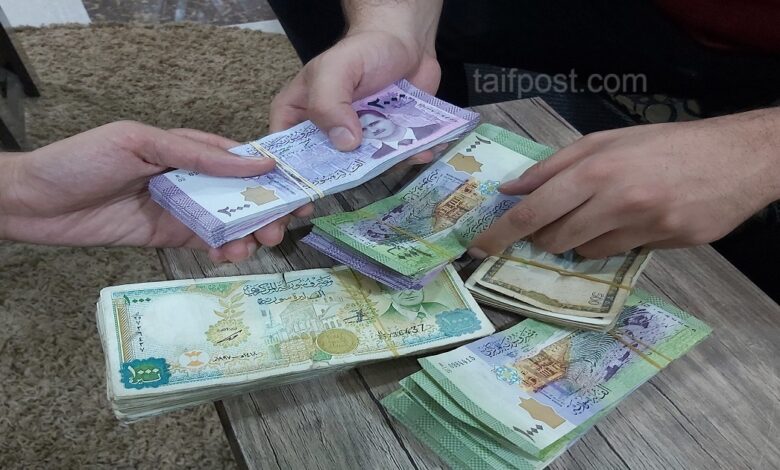 الليرة السورية تنخفض لمستويات جديدة مقابل الدولار