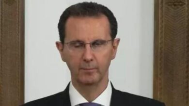 صورة موالٍ معروف يسخـ.ـر من بشار الأسد ويطالبه بإصدار مرسوم رئاسي يسمح للمؤيدين بـ”العواء” (فيديو)