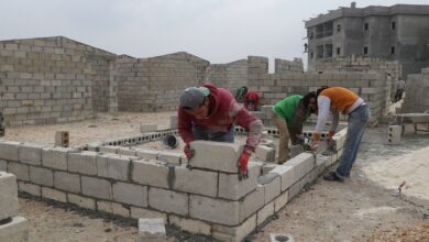 صورة الموظف يحتاج إلى 66 سنة لتأمين تكلفته.. كم تبلغ تكلفة بناء منزل 100 متر مربع في سوريا خلال 2021؟