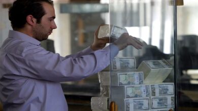 صورة البنوك تتخذ إجراءات جديدة في محاولة لوقف التضخم المالي وكبح جماح انهيار الليرة السورية