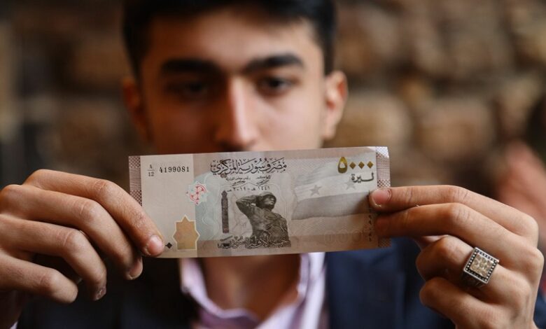 انهيار قيمة الليرة السورية الدولار