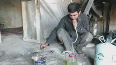 صورة بتكلفة دولار واحد فقط.. شاب سوري يجد حلاً لفقدان الوقود ويبتكر جهازاً بسيطاً للتدفئة وطهي الطعام (فيديو)
