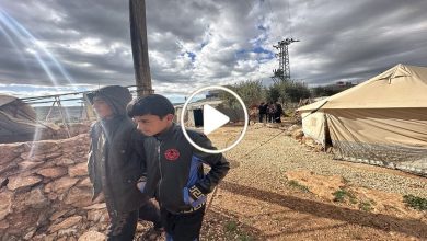صورة طفل سوري في المخيمات يبدع بتصميم الآليات الصغيرة من الخردة ويبهر الجميع (فيديو)