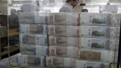 صورة الليرة السورية تفقد أكثر من 50 بالمئة من قيمتها أمام الدولار خلال عام وحديث عن عوامل ستزيد من تدهورها