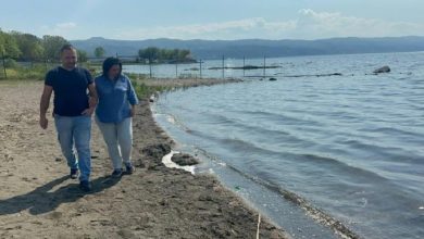 صورة زوجان تركيان يعثران على كنز ثمين بالصدفة خلال تجولهما على شاطئ بحيرة بعد انحسار المياه فيها (صور)