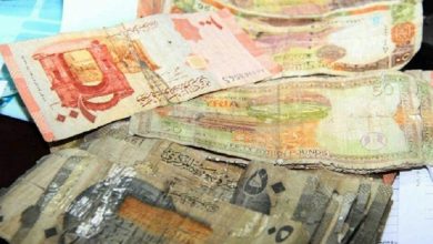 صورة خبير اقتصادي يشرح طريقة استبدال الأوراق النقدية التالفة من العملة السورية بعد انتشارها بكثرة في سوريا