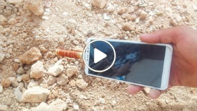 صورة شاب عربي يستدل على أماكن تموضع الذهب المدفون عبر جهاز بسيط سعره بسعر التراب (فيديو)