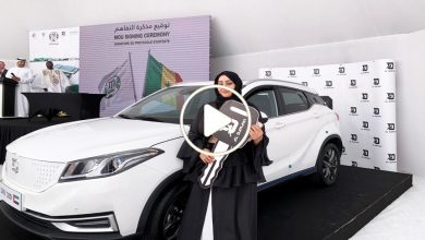 صورة سيدة عربية تدخل التاريخ من أوسع أبوابه بعد ابتكار جديد في عالم السيارات عجز عنه كثيرٌ من العلماء (فيديو)