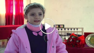 صورة طفلة سورية من إدلب تدهش الجميع وتحقق إنجاز عالمي فريد من نوعه وتحظى بلقب نابغة زمانها (فيديو)