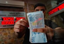 صورة الليرة التركية تنخفض إلى مستويات قياسية جديدة مقابل الدولار