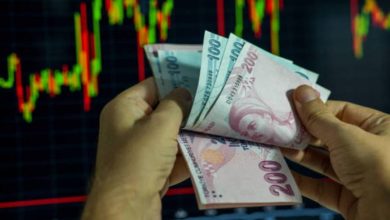 صورة الليرة التركية تنزلق باتجاه مستويات جديدة مقابل الدولار خلال فترة العيد