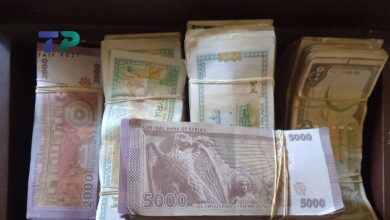 صورة سعر مفاجئ تسجله الليرة السورية أمام الدولار خلال تداولات اليوم