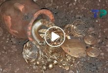 صورة صدفة غريبة تقود مزارع سوري إلى العثور على كنز وكميات من الذهب والمقتنيات الأثرية النادرة (فيديو)