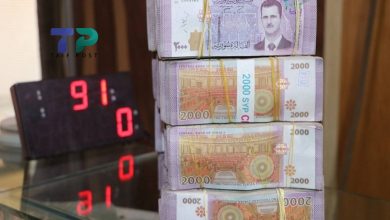 صورة الدولار يحقق قفزة جديدة على حساب الليرة السورية خلال تداولات اليوم