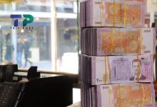 صورة الدولار يكبد الليرة السورية خسائر جديدة ويقف حائلاً أمام استقرارها خلال تعاملات اليوم