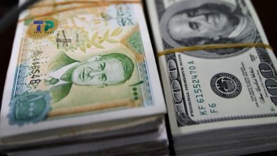 صورة الدولار يفرض قوته ويدفع الليرة السورية نحو منحدر جديد خلال تعاملات اليوم